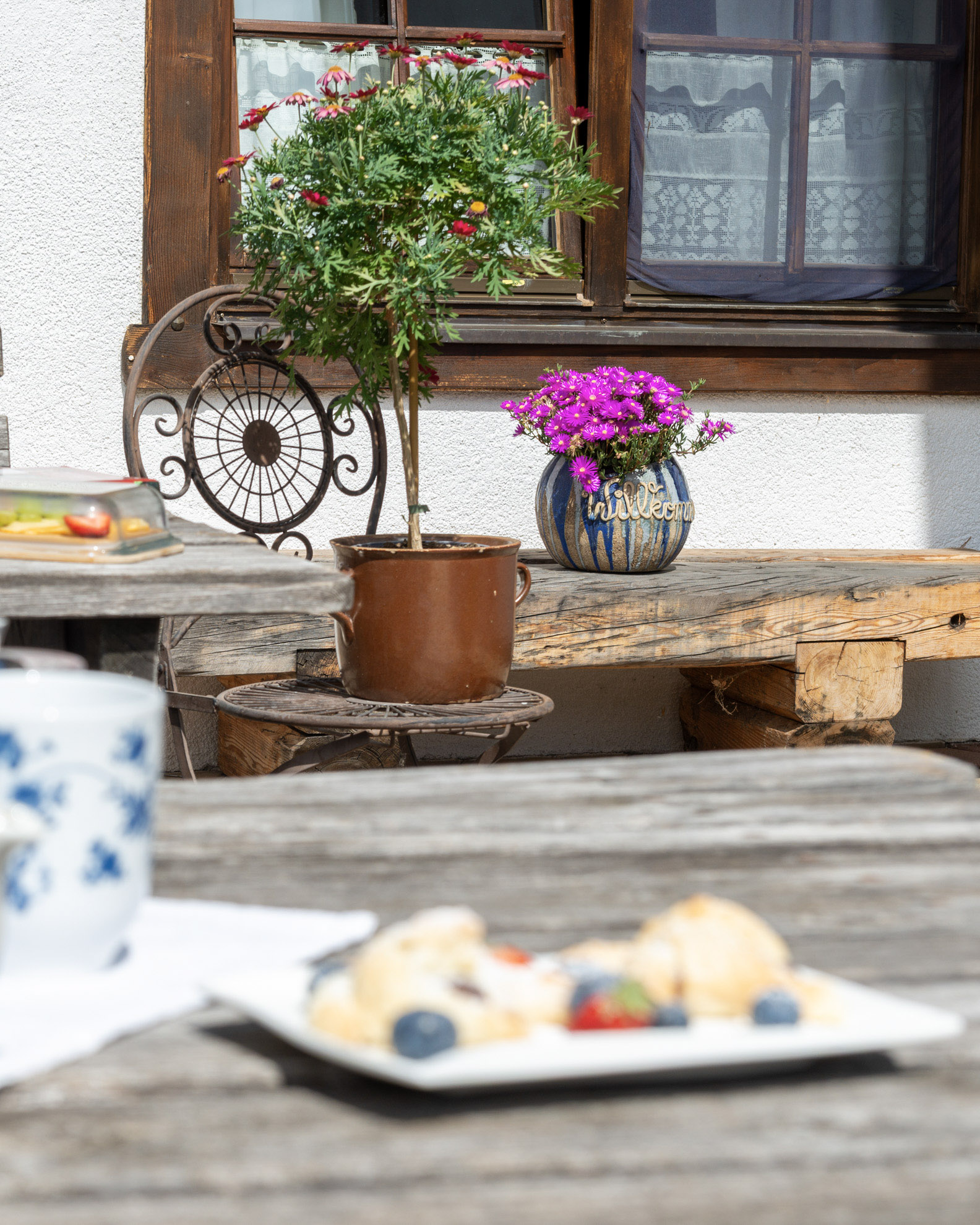 Kaffe und Kuchen draußen